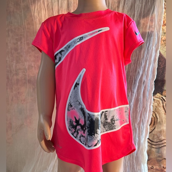 Neon Pink Nike Dry Fit shirt Top Trendy size 5 girls Sort sleeve - Picture 1 of 10